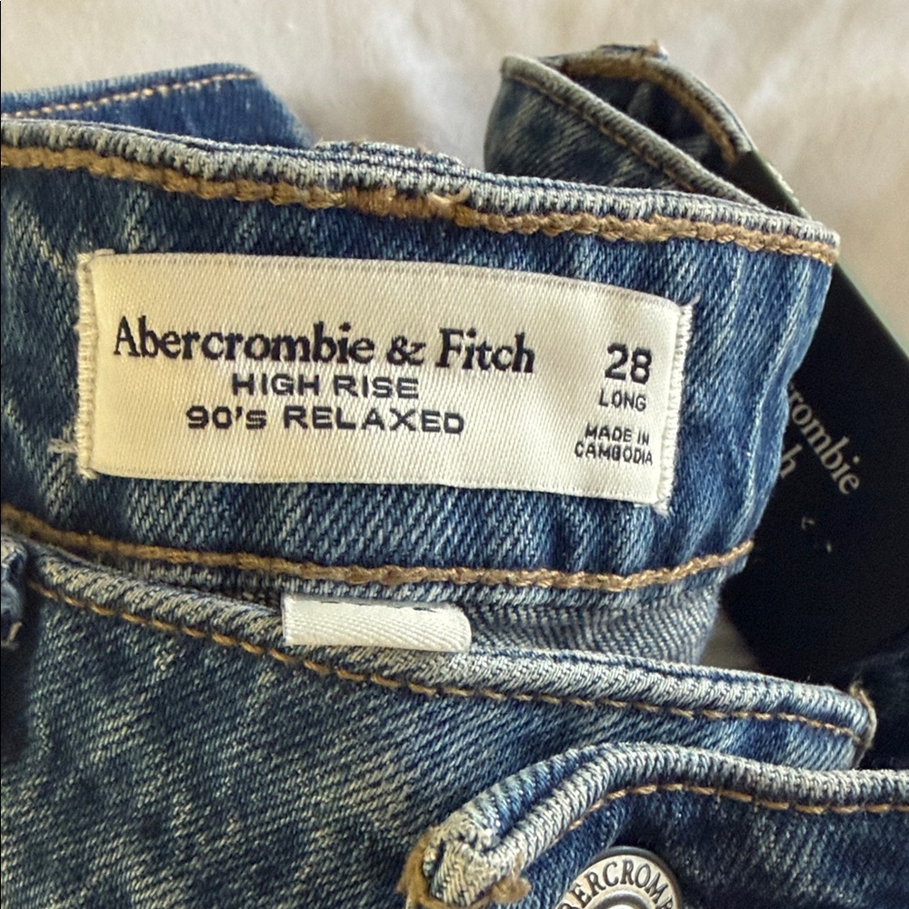 A&F High Rise 90’s Relaxed Fit Jeans - Picture 3 of 5